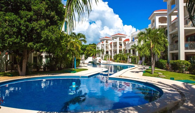 Spacious, quiet and safe condo one block from the beach in Playacar