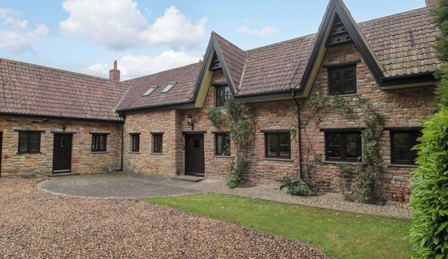 STOWEY MEAD STABLES, family friendly, with open fire in Bishop Sutton in Bristol
