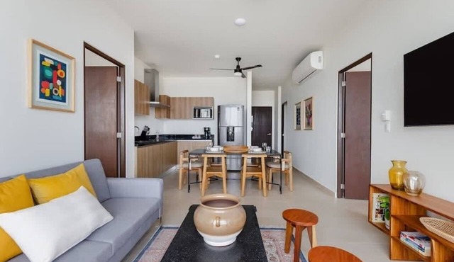 Stunning Lagoon View Condo Pool & Gym 9th Floor