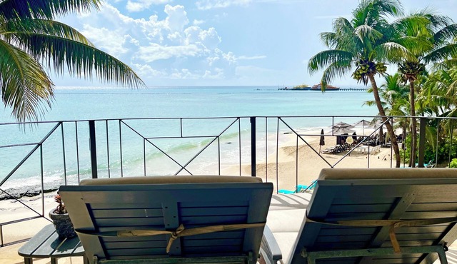 Stunning OceanFront Views 3-bedroom condo- Luna Encantada C2