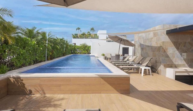 Stylish Condo 1 Block to Beach & Rooftop Pool