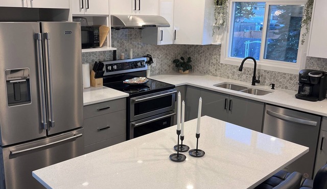 🌟 Stylish, Spacious 3BR WEM, AC — Pet Friendly, Near Top Attractions in Edmonton