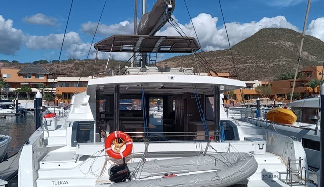 Sun-Kissed Sailing in Mar de Cortez: A Baja California Sur Beach Experience