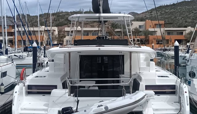 Sun-Kissed Sailing in Mar de Cortez: A Baja California Sur Beach Experience