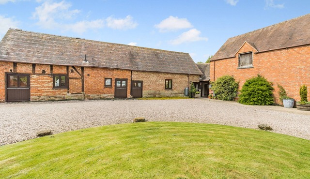 The Holt Barn - Three Bedroom House, Sleeps 6 in Tong