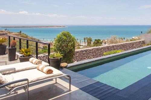 Villa Wellmina - Stunning Sunsets & Relaxing Poolside Vibes! in La Paz