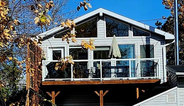 Waterfront Comfy Guesthouse, Prince Edward County in Carrying Place