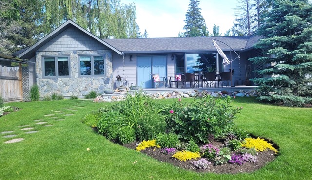 YOUR AUTHENTIC LAKE HOUSE GETAWAY AWAITS YOU :) in Invermere