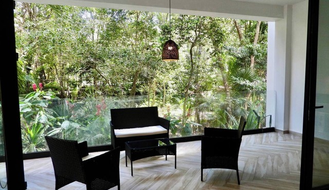 Your ideal base in La Veleta: a ground-floor apartment with 2 bedrooms, a sofa bed, and 3 full bathrooms. Perfect for up to 6 guests seeking comfort, privacy, and amenities to enjoy Tulum, including a pool, jacuzzi, gym, and pet-friendly facilities.