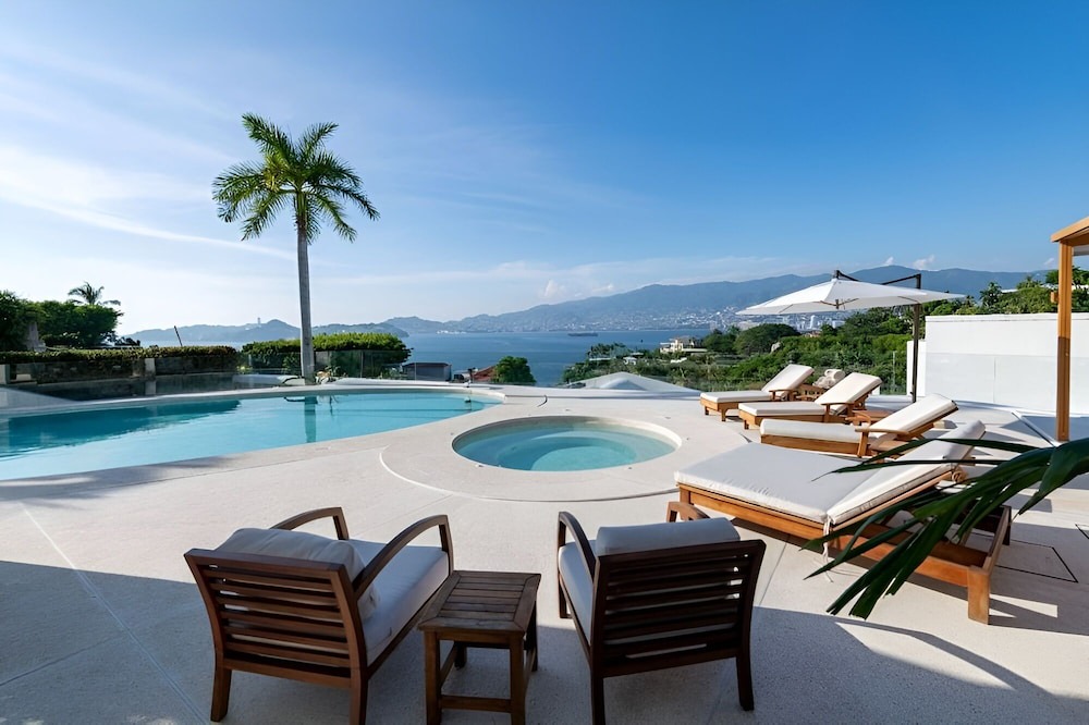 Las Brisas House | Spectacular Bay-View Home on Two Levels, with Full Service plus Private Chef