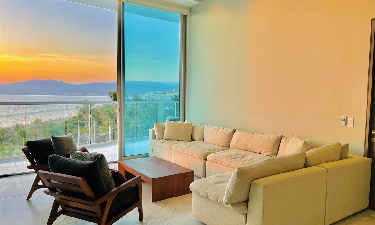 Flamingos Apartment | Beachfront 3BR-3BA SunsetParadise