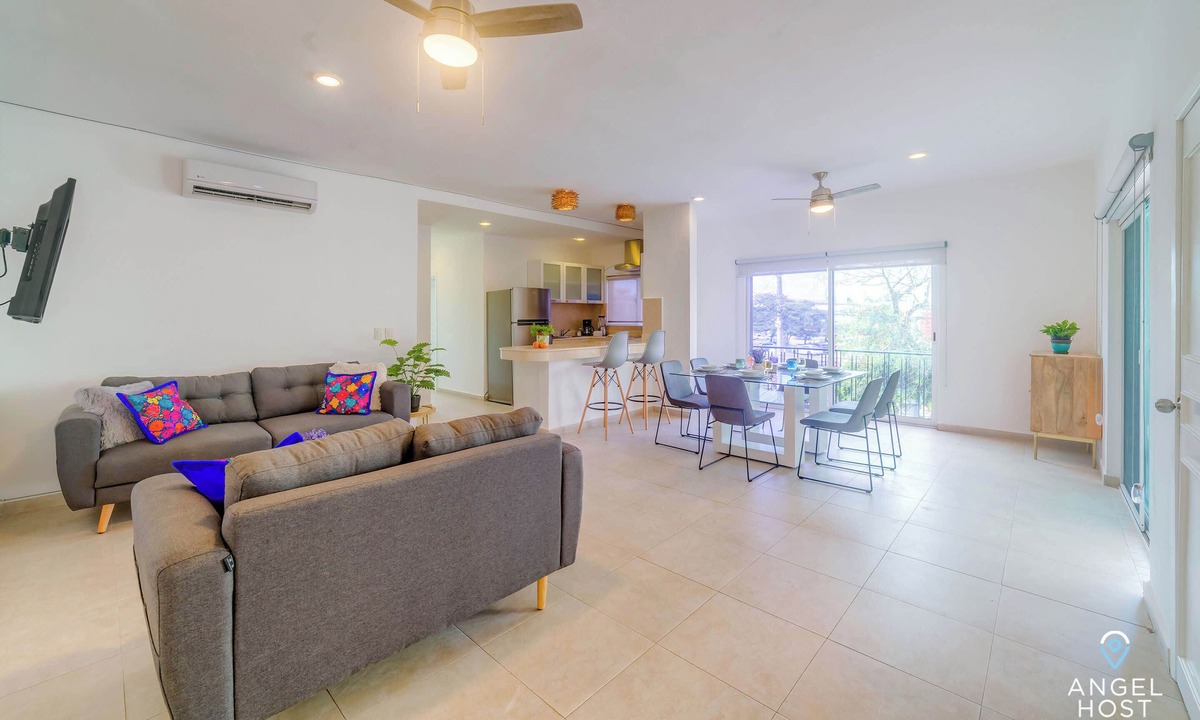 Downtown Apartment | Walk to 5th Ave & Beach · Pools, Balcony & Parking