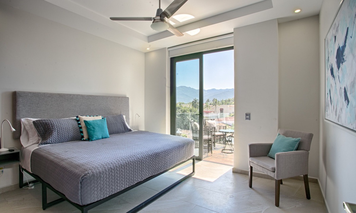 North Hotel Zone Condo | Steps from Beach | Pool + Hot tub + Gym + Balcony
