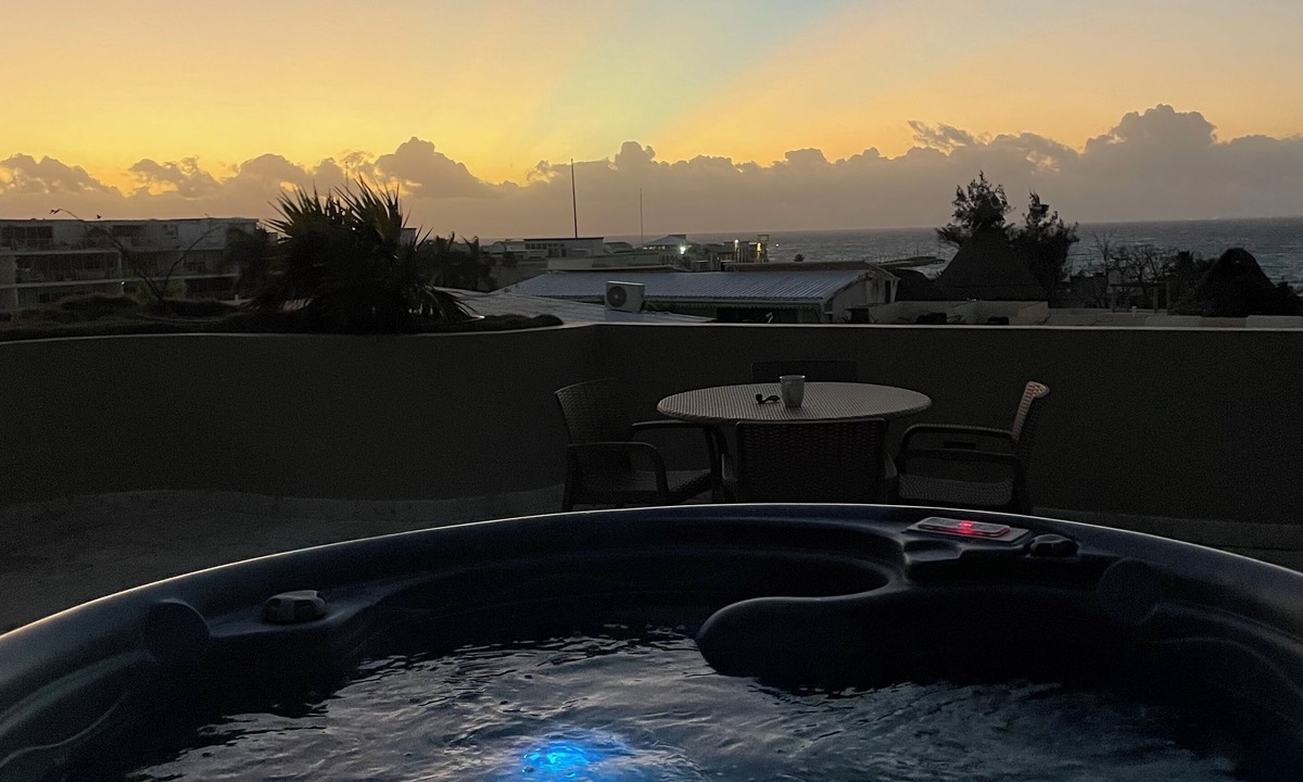 Downtown Apartment | 2BR Kobah 1 Block to Beach & 5th - Pool+Gym