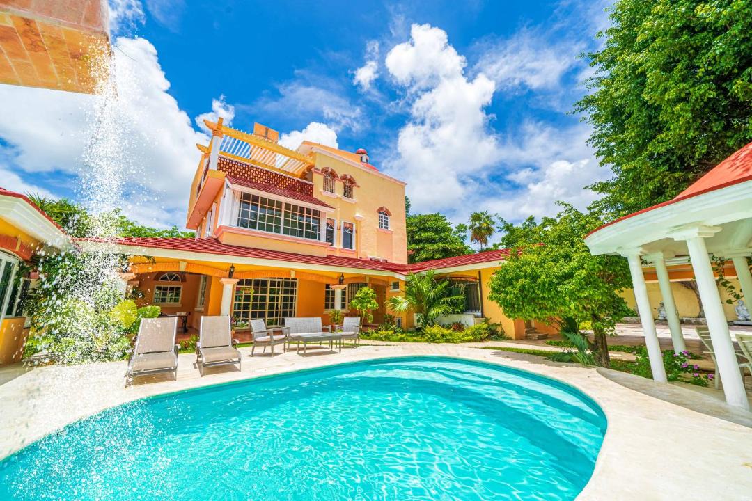 Alfredo V. Bonfil Villa | 5 Bedroom Luxury Villa with Private Pool and Security - fits 12