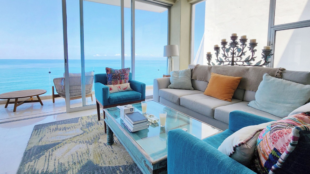 Photo of Livingroom in South Shore Hotel Area