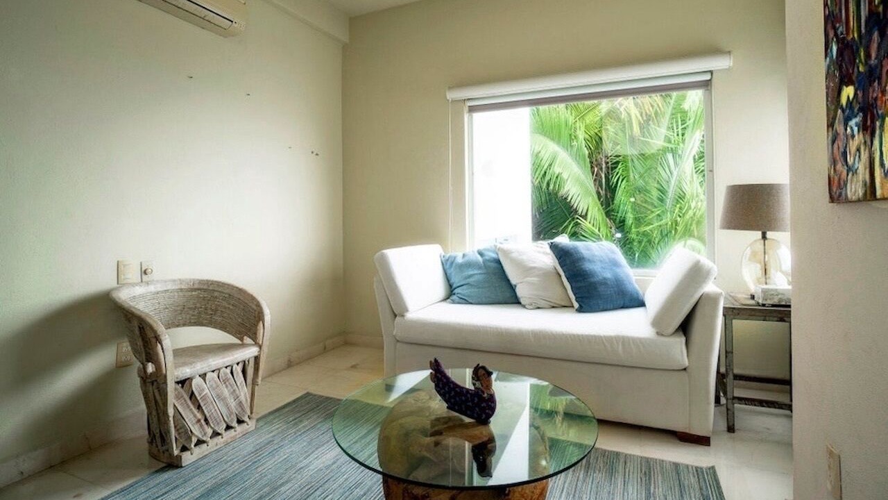 Photo of Livingroom in South Shore Hotel Area