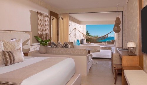 Signature Room, 1 King Bed, Hot Tub, Ocean View (Junior)