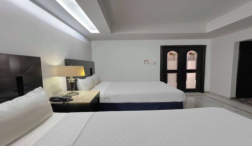 Deluxe Studio, 2 Queen Beds, Non Smoking