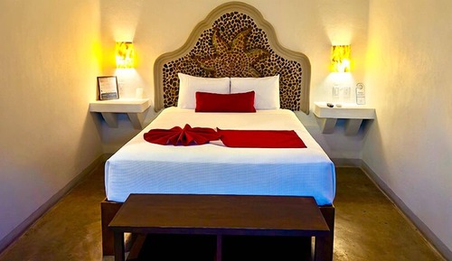 Classic Room, 1 Queen Bed, Non Smoking, Pool View