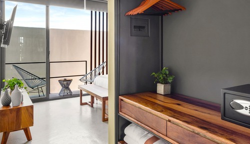 Design Studio, Balcony