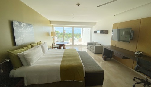 Club Room, 1 King Bed (Signature)