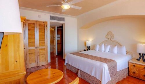 One-Bedroom Penthouse King Suite with Jacuzzi and Harbor View