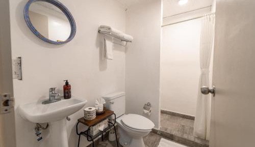 Standard Room (Queen), Private Bathroom