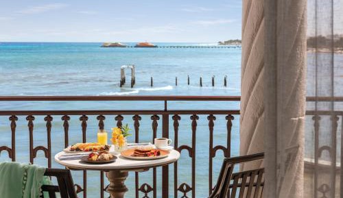 Master One Bedroom Premium Suite, 1 King Bed, Oceanfront 