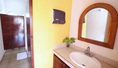 Caribbean Room shared bathroom