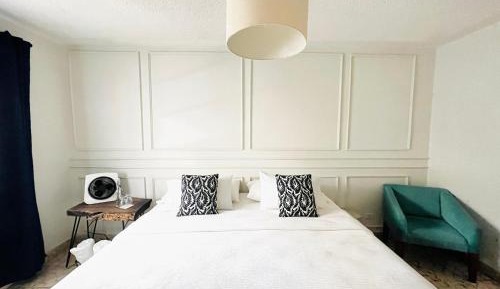 Queen Room with Shared Bathroom