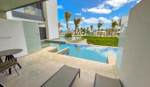 Serenity Club Swim Out Partial Ocean View King Bed Junior Suite