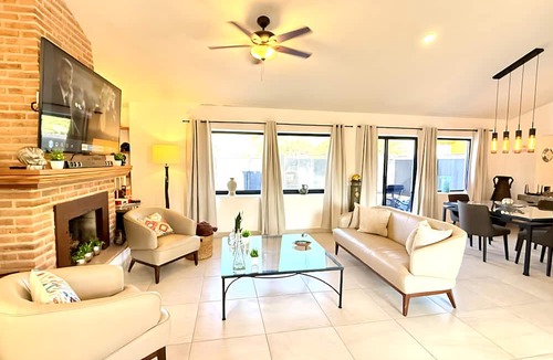 San Antonio Tlayacapan House | Ajijic Modern 2 Bedroom-ac-bikes-gym-pickleball Court-golf Cart-scooters