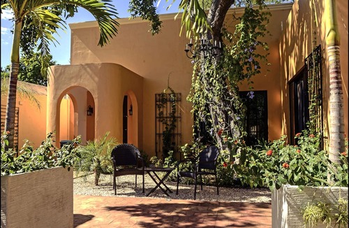 Centro Bed & Breakfast | Ochenta Y Dos an urban bed & breakfast