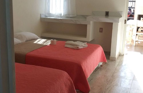 Zihuatanejo Hotel | casa Tania playa larga