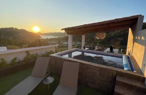 El Calvario House | LUXO Casa Valle de Bravo con jacuzzi y espectacular Vista al Lago