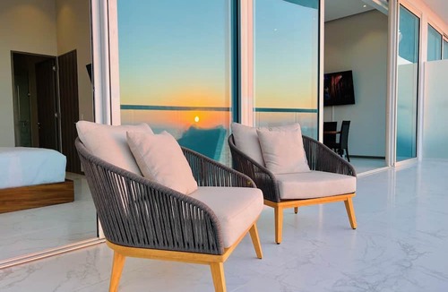 Flamingos Apartment | Beachfront 3BR-3BA SunsetParadise