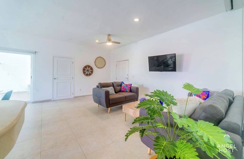 Downtown Apartment | Walk to 5th Ave & Beach · Pools, Balcony & Parking