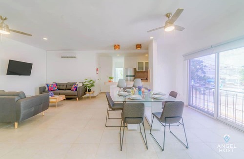 Downtown Apartment | Walk to 5th Ave & Beach · Pools, Balcony & Parking