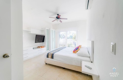 Downtown Apartment | Walk to 5th Ave & Beach · Pools, Balcony & Parking