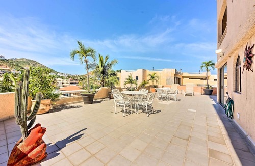 Centro Condo | Chic Cabo San Lucas Getaway < 2 Miles to Beaches!