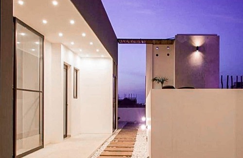 Zazil-ha Apartment | Modern Stay - Rooftop Pool - Walk to Beach & 5th