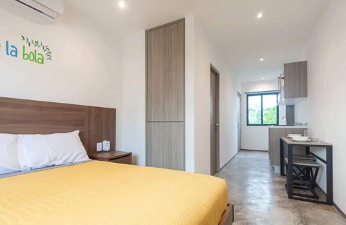 Zazil-ha Apartment | ~ Queen Studio PDC Oasis ~ POOL + ROOFTOP Lounge ~ Walk to 5ª Avenida & Best Pla