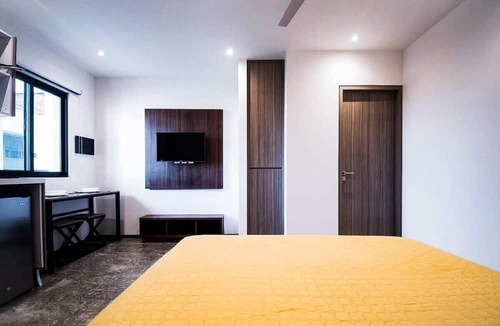 Zazil-ha Apartment | Stylish Condo - Pool + Rooftop - Walk to 5th Ave
