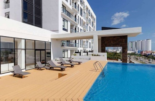 Downtown Cancun Apartment | Lagoon-View Apt - Cancun - Pool & Gym - Sleeps 4