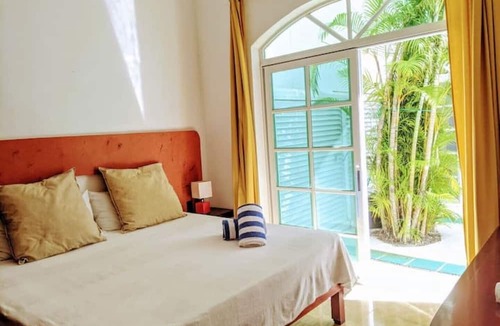 Playacar Apartment | Finca Tropical: 18 bedroom house with pool, 1 minute from the beach