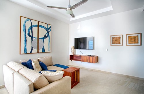 North Hotel Zone Condo | Steps from Beach | Pool + Hot tub + Gym + Balcony