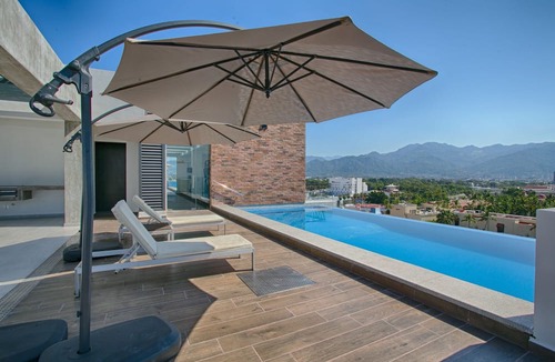 North Hotel Zone Condo | Steps from Beach | Pool + Hot tub + Gym + Balcony