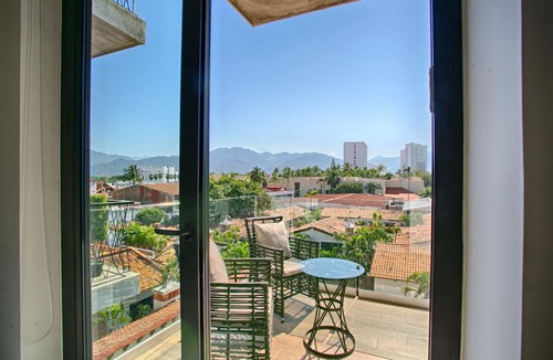 North Hotel Zone Condo | Steps from Beach | Pool + Hot tub + Gym + Balcony