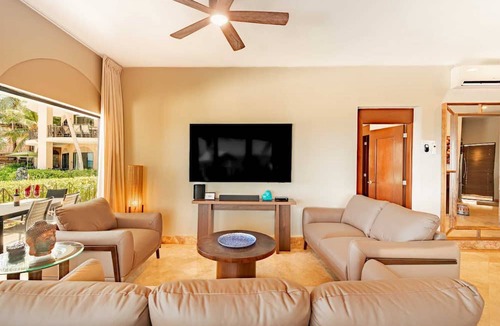 Centro Condo | Condo Sits Over the Beach! Stunning Ocean Views | Beach Service | Steps to 5th Ave | Maid!